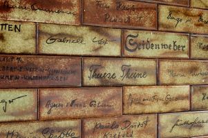 Fliesenspiegel mit Spendernamen an der Wand im Hauptgang