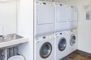 Hauswirtschaftsraum mit Waschmaschinen und Trocknern