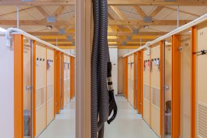 Katzenhaus - Gaenge zu den Stuben - Stubentueren mit Unterstuetzernamen